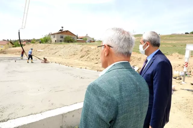 Battalgazi Belediye Başkanı Osman Güder yapımı devam eden basketbol sahasında incelemelerde bulundu Battalgazi Belediye Başkanı Osman Güder yapımı devam eden basketbol sahasında incelemelerde bulundu