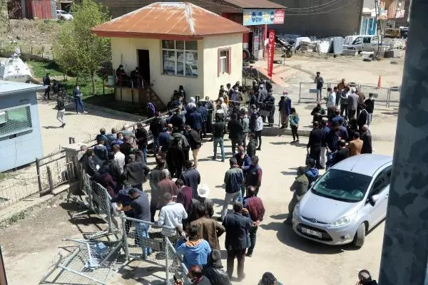 BELEDİYEDE TAM KAPANMA ÖNCESİ 'SEYAHAT İZİN BELGESİ' YOĞUNLUĞU BELEDİYEDE TAM KAPANMA ÖNCESİ 'SEYAHAT İZİN BELGESİ' YOĞUNLUĞU