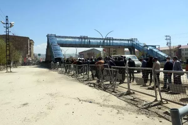 BELEDİYEDE TAM KAPANMA ÖNCESİ 'SEYAHAT İZİN BELGESİ' YOĞUNLUĞU BELEDİYEDE TAM KAPANMA ÖNCESİ 'SEYAHAT İZİN BELGESİ' YOĞUNLUĞU