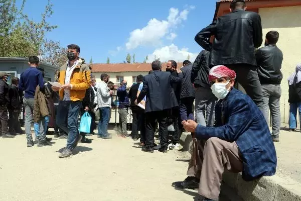 BELEDİYEDE TAM KAPANMA ÖNCESİ 'SEYAHAT İZİN BELGESİ' YOĞUNLUĞU BELEDİYEDE TAM KAPANMA ÖNCESİ 'SEYAHAT İZİN BELGESİ' YOĞUNLUĞU