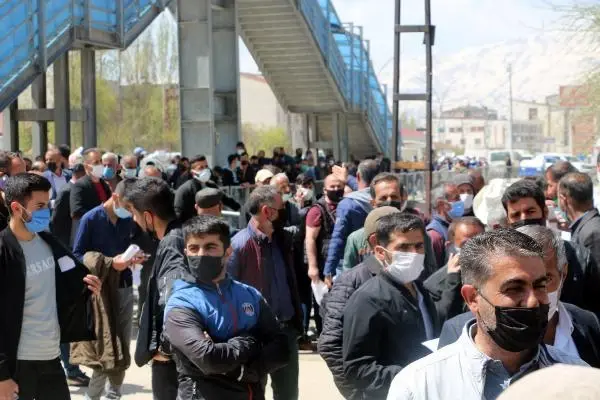 BELEDİYEDE TAM KAPANMA ÖNCESİ 'SEYAHAT İZİN BELGESİ' YOĞUNLUĞU BELEDİYEDE TAM KAPANMA ÖNCESİ 'SEYAHAT İZİN BELGESİ' YOĞUNLUĞU