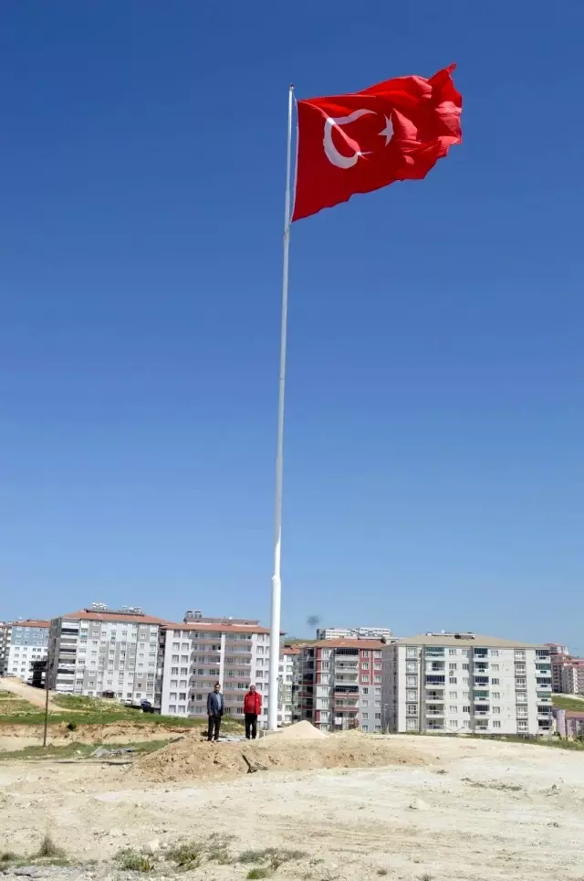 Besni'de dev Türk Bayrağı göndere çekildi Besni'de dev Türk Bayrağı göndere çekildi