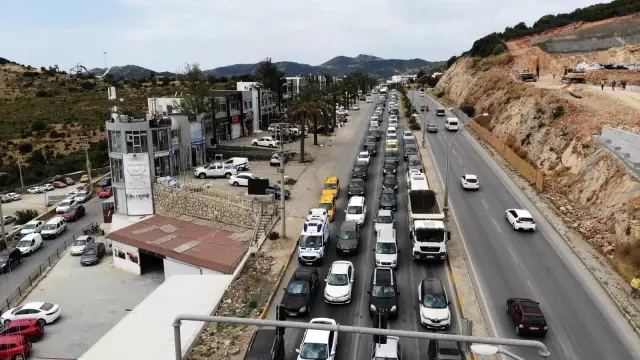Bodrum'a gelenler 5 kilometrelik yolu 45 dakikada geçti Bodrum'a gelenler 5 kilometrelik yolu 45 dakikada geçti