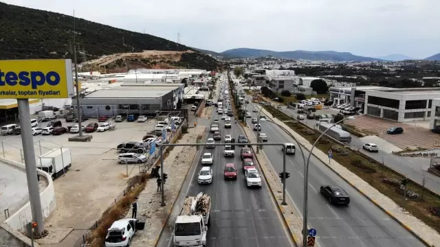 Bodrum'a gelenler 5 kilometrelik yolu 45 dakikada geçti Bodrum'a gelenler 5 kilometrelik yolu 45 dakikada geçti
