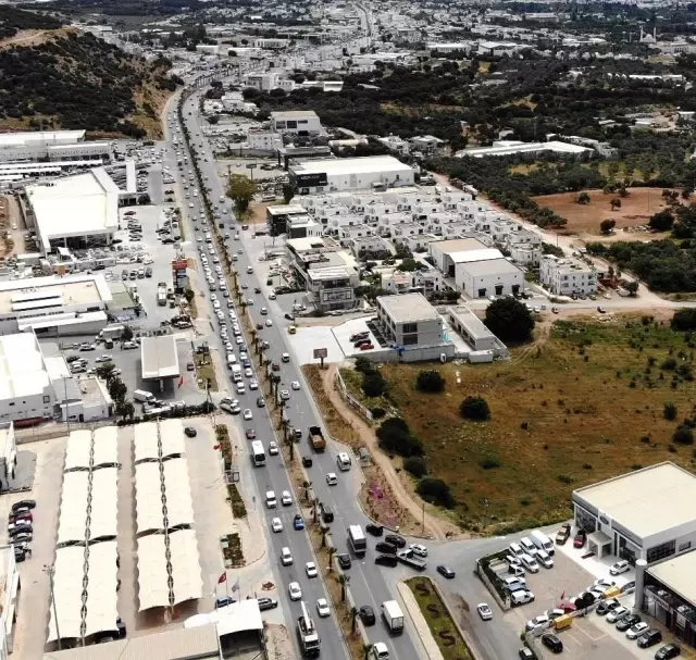 Bodrum'a gelenler 5 kilometrelik yolu 45 dakikada geçti Bodrum'a gelenler 5 kilometrelik yolu 45 dakikada geçti