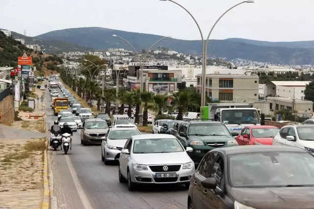 Bodrum'a gelenler 5 kilometrelik yolu 45 dakikada geçti Bodrum'a gelenler 5 kilometrelik yolu 45 dakikada geçti