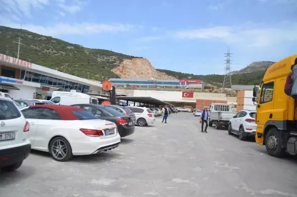 Bodrum'da 'tam kapanma' öncesi yoğunluk; yapı marketlere akın ettiler Bodrum'da 'tam kapanma' öncesi yoğunluk; yapı marketlere akın ettiler