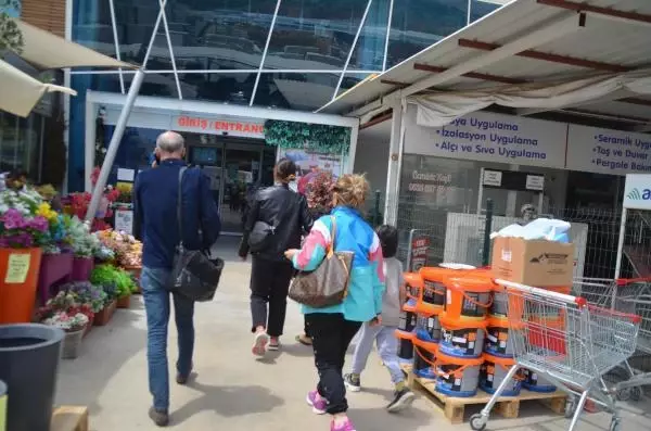 Bodrum'da 'tam kapanma' öncesi yoğunluk; yapı marketlere akın ettiler Bodrum'da 'tam kapanma' öncesi yoğunluk; yapı marketlere akın ettiler