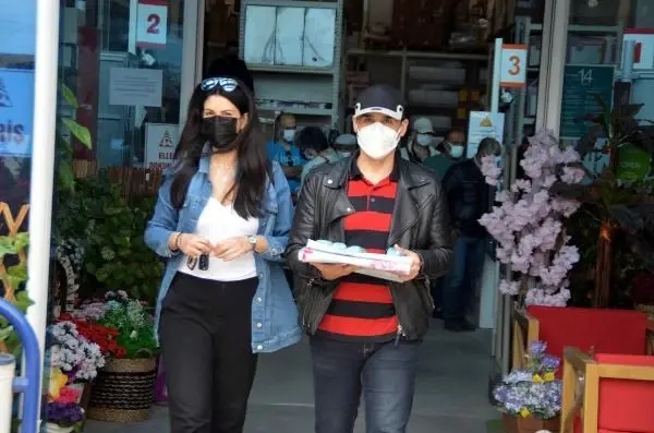 Bodrum'da 'tam kapanma' öncesi yoğunluk; yapı marketlere akın ettiler Bodrum'da 'tam kapanma' öncesi yoğunluk; yapı marketlere akın ettiler