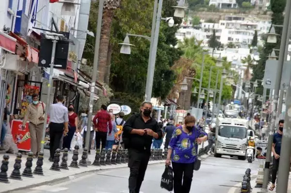 Bodrum'da 'tam kapanma' öncesi yoğunluk; yapı marketlere akın ettiler Bodrum'da 'tam kapanma' öncesi yoğunluk; yapı marketlere akın ettiler
