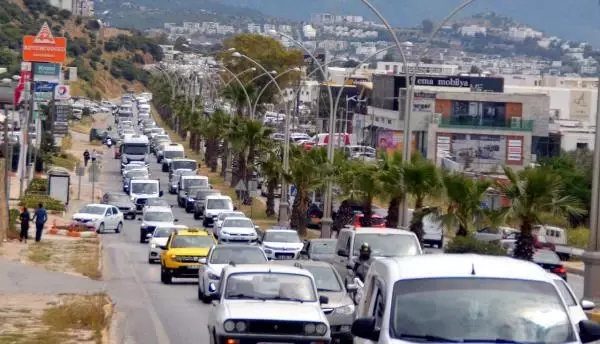Bodrum'da 'tam kapanma' öncesi yoğunluk; yapı marketlere akın ettiler Bodrum'da 'tam kapanma' öncesi yoğunluk; yapı marketlere akın ettiler