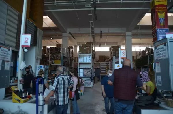 Bodrum'da 'tam kapanma' öncesi yoğunluk; yapı marketlere akın ettiler Bodrum'da 'tam kapanma' öncesi yoğunluk; yapı marketlere akın ettiler