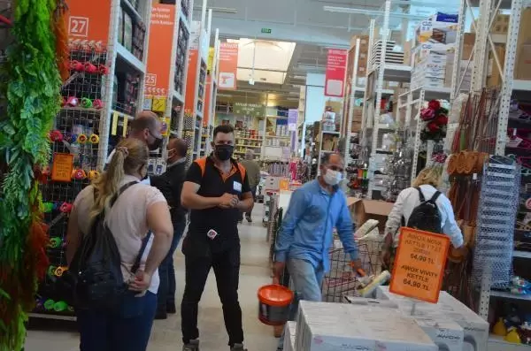 Bodrum'da 'tam kapanma' öncesi yoğunluk; yapı marketlere akın ettiler Bodrum'da 'tam kapanma' öncesi yoğunluk; yapı marketlere akın ettiler