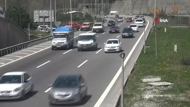 Bolu Dağı'nda yol yapım ve araç arızaları yoğun trafik oluşturuyor Bolu Dağı'nda yol yapım ve araç arızaları yoğun trafik oluşturuyor