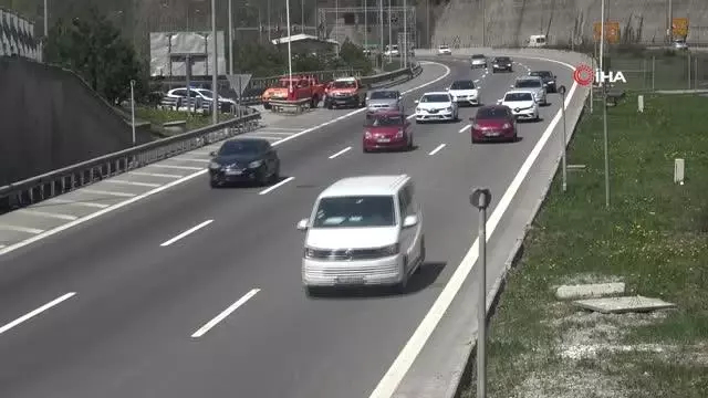 Bolu Dağı'nda yol yapım ve araç arızaları yoğun trafik oluşturuyor Bolu Dağı'nda yol yapım ve araç arızaları yoğun trafik oluşturuyor