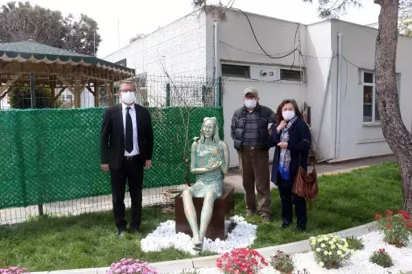 Bozcaada'ya bağda çalışan üzüm temalı kız heykeli Bozcaada'ya bağda çalışan üzüm temalı kız heykeli