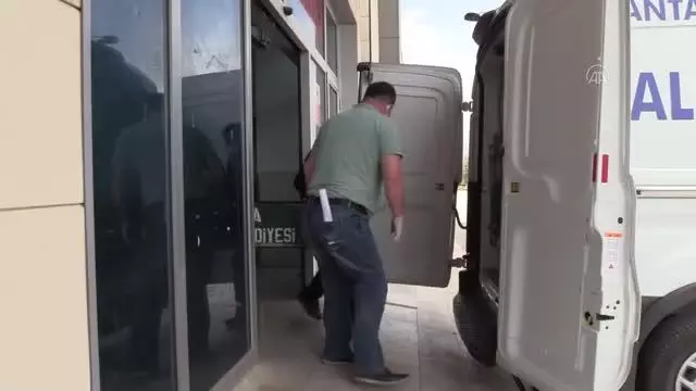 Burdur'da iş yerinde tüfekle öldürülen kadının cenazesi yakınları tarafından morgdan alındı Burdur'da iş yerinde tüfekle öldürülen kadının cenazesi yakınları tarafından morgdan alındı