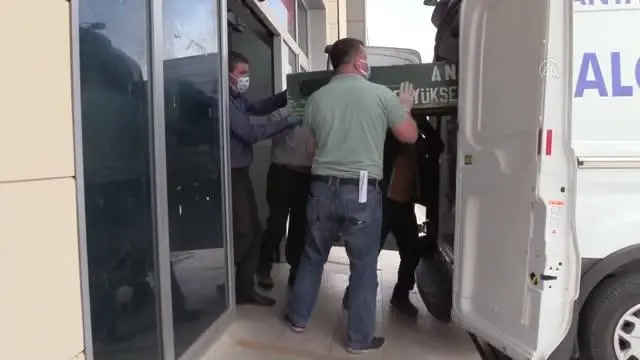 Burdur'da iş yerinde tüfekle öldürülen kadının cenazesi yakınları tarafından morgdan alındı Burdur'da iş yerinde tüfekle öldürülen kadının cenazesi yakınları tarafından morgdan alındı