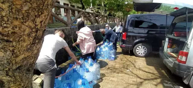 17 günlük kısıtlama öncesi kaynak suyuna akın ediyorlar 17 günlük kısıtlama öncesi kaynak suyuna akın ediyorlar