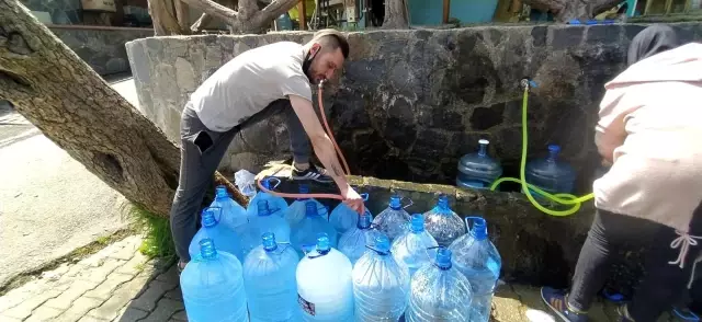 17 günlük kısıtlama öncesi kaynak suyuna akın ediyorlar 17 günlük kısıtlama öncesi kaynak suyuna akın ediyorlar