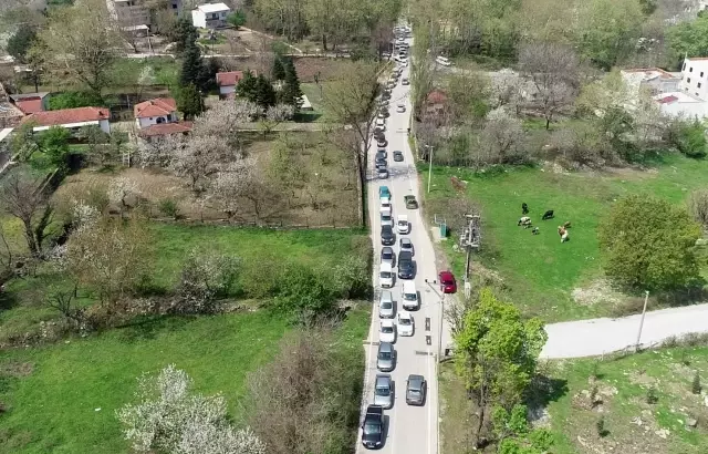 17 günlük kısıtlama öncesi kaynak suyuna akın ediyorlar 17 günlük kısıtlama öncesi kaynak suyuna akın ediyorlar