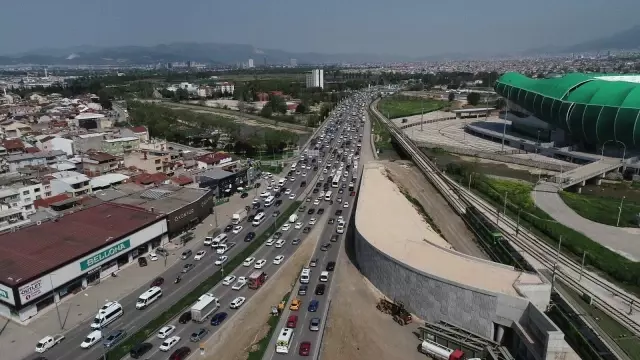 Tam kapanmaya saatler kala şehir trafiği durma noktasına geldi Tam kapanmaya saatler kala şehir trafiği durma noktasına geldi