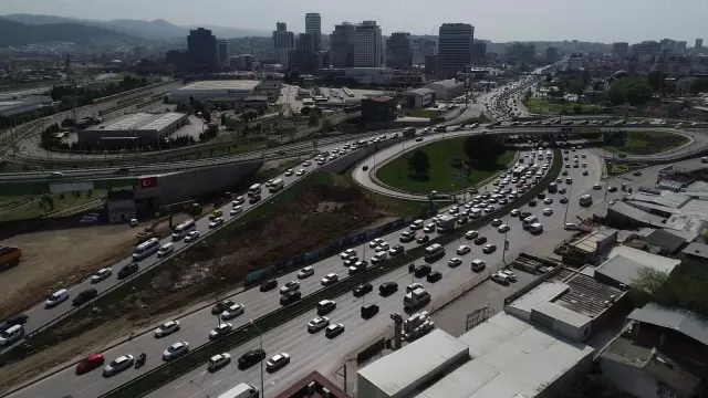 Tam kapanmaya saatler kala şehir trafiği durma noktasına geldi Tam kapanmaya saatler kala şehir trafiği durma noktasına geldi