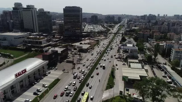 Tam kapanmaya saatler kala şehir trafiği durma noktasına geldi Tam kapanmaya saatler kala şehir trafiği durma noktasına geldi