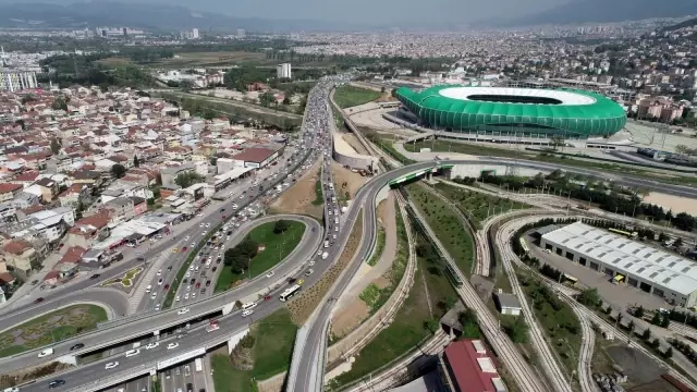 Tam kapanmaya saatler kala şehir trafiği durma noktasına geldi Tam kapanmaya saatler kala şehir trafiği durma noktasına geldi