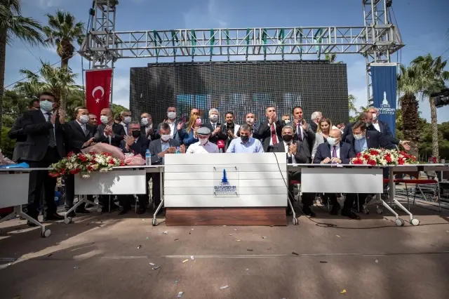 Büyükşehir Belediyesi çalışanları 1 Mayıs'ı toplu sözleşmeyle kutladı Büyükşehir Belediyesi çalışanları 1 Mayıs'ı toplu sözleşmeyle kutladı