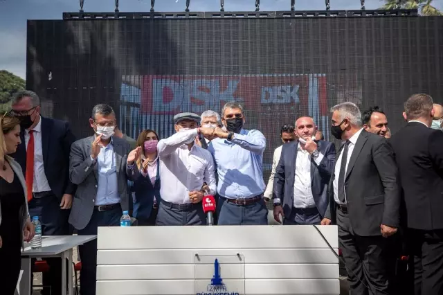 Büyükşehir Belediyesi çalışanları 1 Mayıs'ı toplu sözleşmeyle kutladı Büyükşehir Belediyesi çalışanları 1 Mayıs'ı toplu sözleşmeyle kutladı