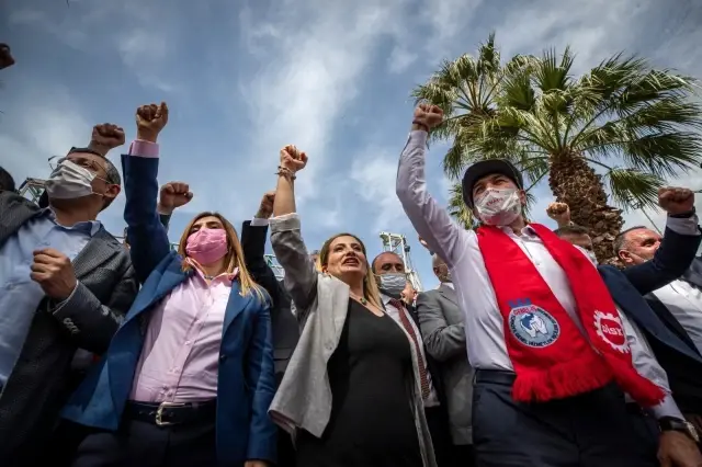 Büyükşehir Belediyesi çalışanları 1 Mayıs'ı toplu sözleşmeyle kutladı Büyükşehir Belediyesi çalışanları 1 Mayıs'ı toplu sözleşmeyle kutladı