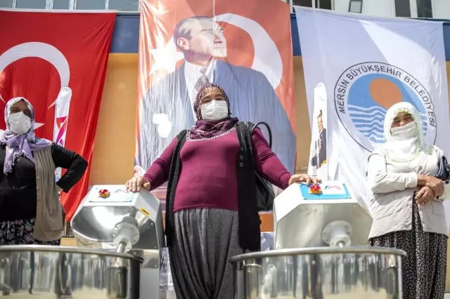 Büyükşehir Belediyesinden Tarsuslu kadınlara 25 hamur yoğurma makinesi Büyükşehir Belediyesinden Tarsuslu kadınlara 25 hamur yoğurma makinesi
