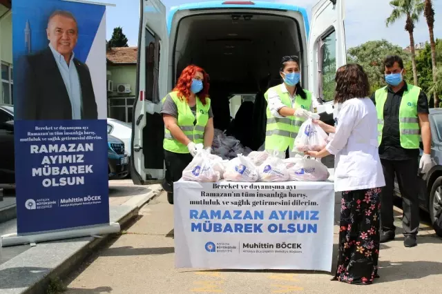 Büyükşehir sağlık çalışanlarına elma dağıttı Büyükşehir sağlık çalışanlarına elma dağıttı