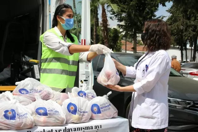 Büyükşehir sağlık çalışanlarına elma dağıttı Büyükşehir sağlık çalışanlarına elma dağıttı
