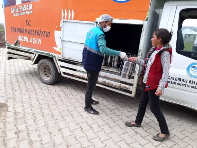 Çaldıran Belediyesinden 600 kişiye sıcak yemek Çaldıran Belediyesinden 600 kişiye sıcak yemek