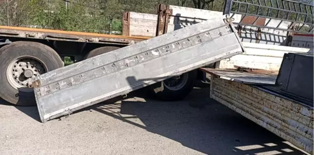 Çalınan malları satarken yakalandılar Çalınan malları satarken yakalandılar