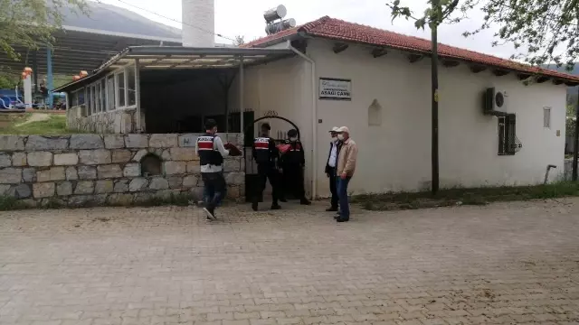 Öğle vakti camiden çalınan kilimler, ekiplerin çalışması sonucu bulunarak yatsı namazına yetiştirildi Öğle vakti camiden çalınan kilimler, ekiplerin çalışması sonucu bulunarak yatsı namazına yetiştirildi