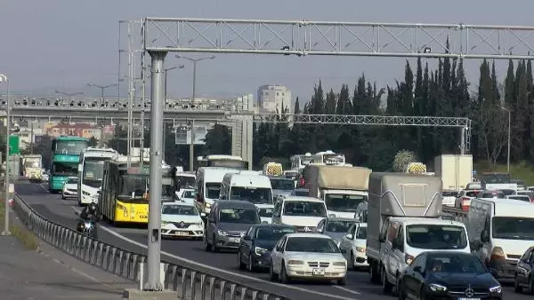 Tam kapanmaya son 2 saat; Çamlıca gişelerde trafik yoğunluğu sürüyor Tam kapanmaya son 2 saat; Çamlıca gişelerde trafik yoğunluğu sürüyor