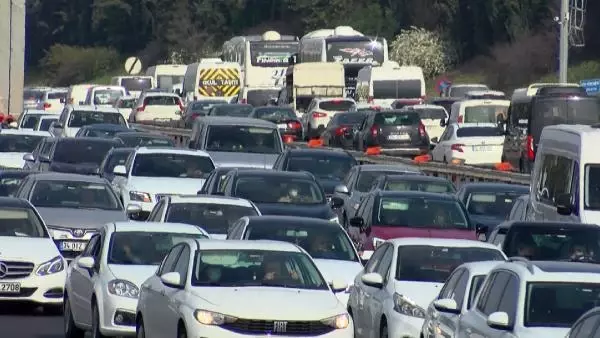 Tam kapanmaya son 2 saat; Çamlıca gişelerde trafik yoğunluğu sürüyor Tam kapanmaya son 2 saat; Çamlıca gişelerde trafik yoğunluğu sürüyor