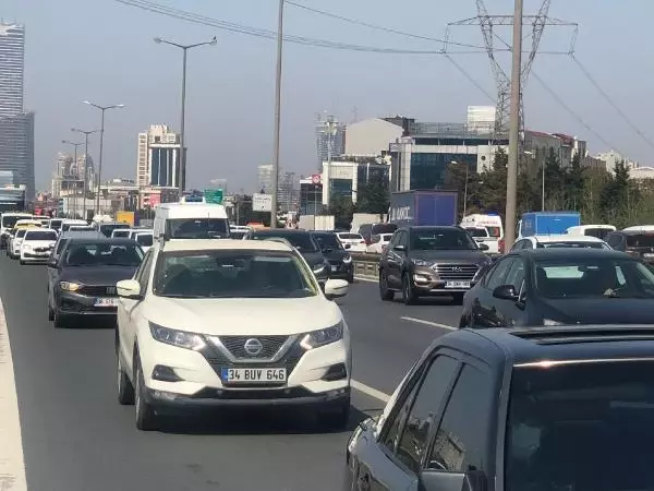 Tam kapanmaya son 2 saat; Çamlıca gişelerde trafik yoğunluğu sürüyor Tam kapanmaya son 2 saat; Çamlıca gişelerde trafik yoğunluğu sürüyor