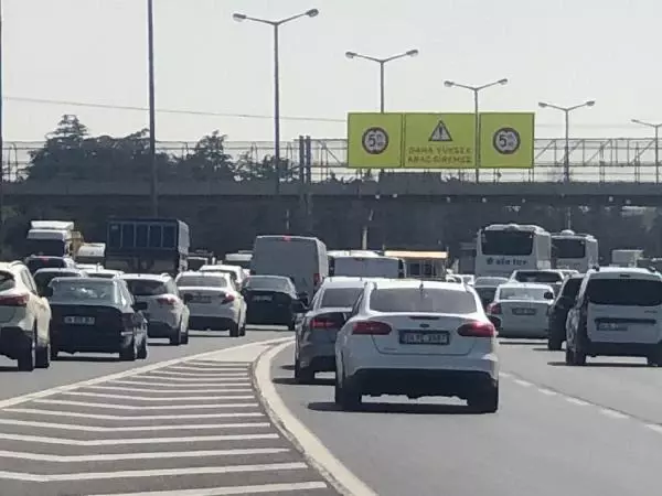 Tam kapanmaya son 2 saat; Çamlıca gişelerde trafik yoğunluğu sürüyor Tam kapanmaya son 2 saat; Çamlıca gişelerde trafik yoğunluğu sürüyor