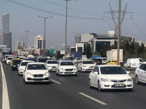 Tam kapanmaya son 2 saat; Çamlıca gişelerde trafik yoğunluğu sürüyor Tam kapanmaya son 2 saat; Çamlıca gişelerde trafik yoğunluğu sürüyor