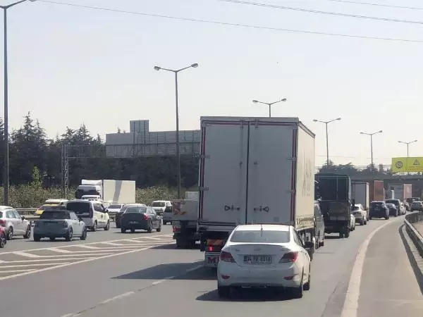 Tam kapanmaya son 2 saat; Çamlıca gişelerde trafik yoğunluğu sürüyor Tam kapanmaya son 2 saat; Çamlıca gişelerde trafik yoğunluğu sürüyor