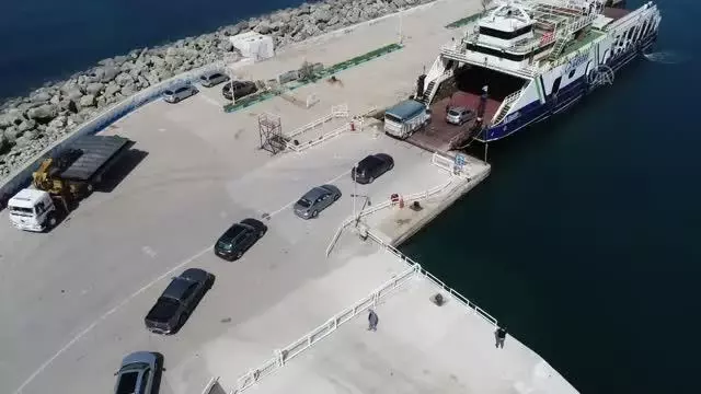 ÇANAKKALE - 'Tam kapanma' tedbirleri öncesi Gökçeada'ya ulaşımın sağlandığı Kabatepe İskelesi'nde yoğunluk başladı ÇANAKKALE - 'Tam kapanma' tedbirleri öncesi Gökçeada'ya ulaşımın sağlandığı Kabatepe İskelesi'nde yoğunluk başladı