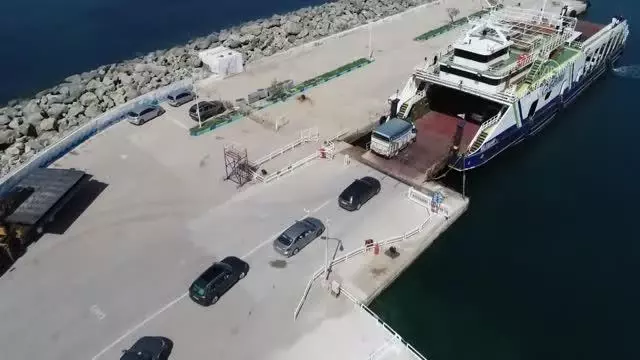 ÇANAKKALE - 'Tam kapanma' tedbirleri öncesi Gökçeada'ya ulaşımın sağlandığı Kabatepe İskelesi'nde yoğunluk başladı ÇANAKKALE - 'Tam kapanma' tedbirleri öncesi Gökçeada'ya ulaşımın sağlandığı Kabatepe İskelesi'nde yoğunluk başladı