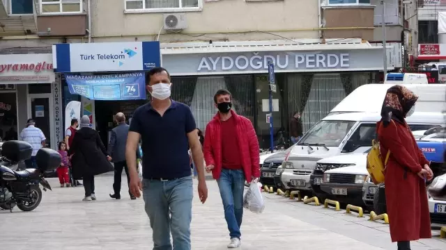 Çankırı'da kısıtlamaya saatler kala vatandaşlar sokaklara akın etti Çankırı'da kısıtlamaya saatler kala vatandaşlar sokaklara akın etti