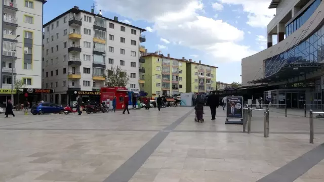 Çankırı'da kısıtlamaya saatler kala vatandaşlar sokaklara akın etti Çankırı'da kısıtlamaya saatler kala vatandaşlar sokaklara akın etti