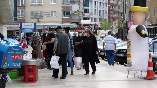 Çankırı'da kısıtlamaya saatler kala vatandaşlar sokaklara akın etti Çankırı'da kısıtlamaya saatler kala vatandaşlar sokaklara akın etti