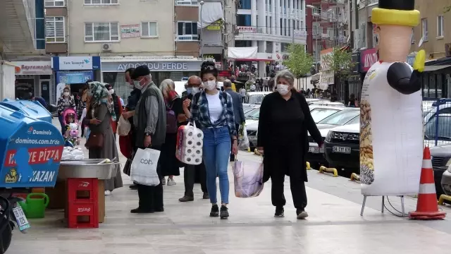 Çankırı'da kısıtlamaya saatler kala vatandaşlar sokaklara akın etti Çankırı'da kısıtlamaya saatler kala vatandaşlar sokaklara akın etti